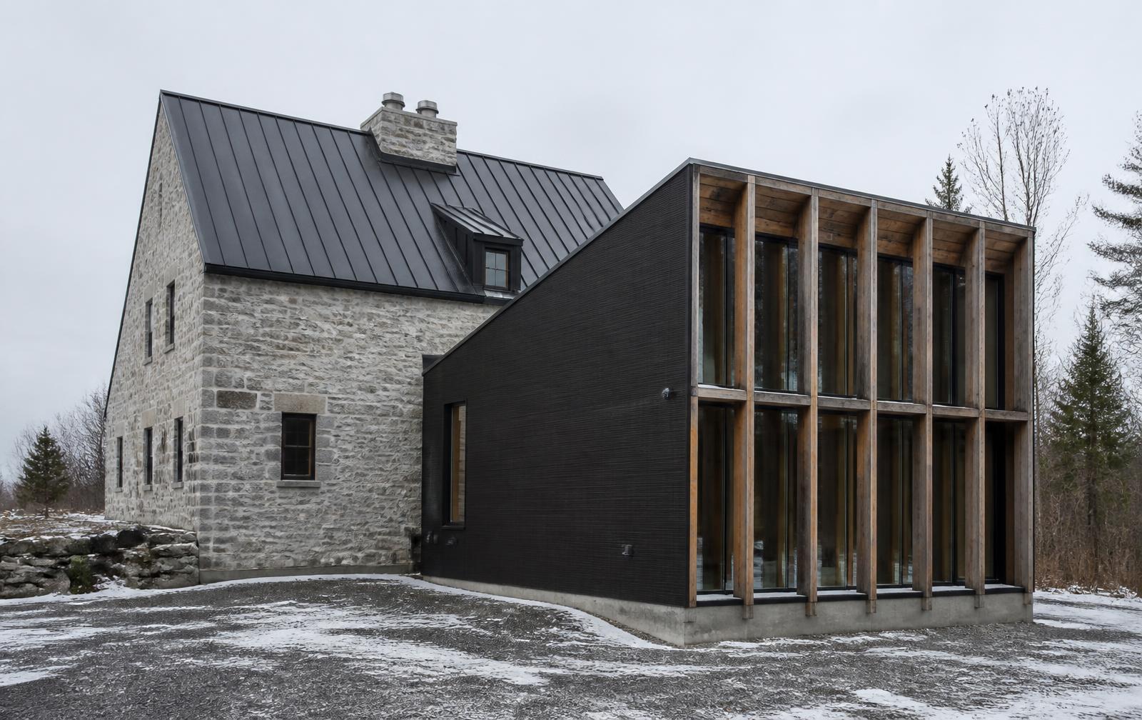 Agrandissement contemporain greffé à un bâtiment de maçonnerie existant