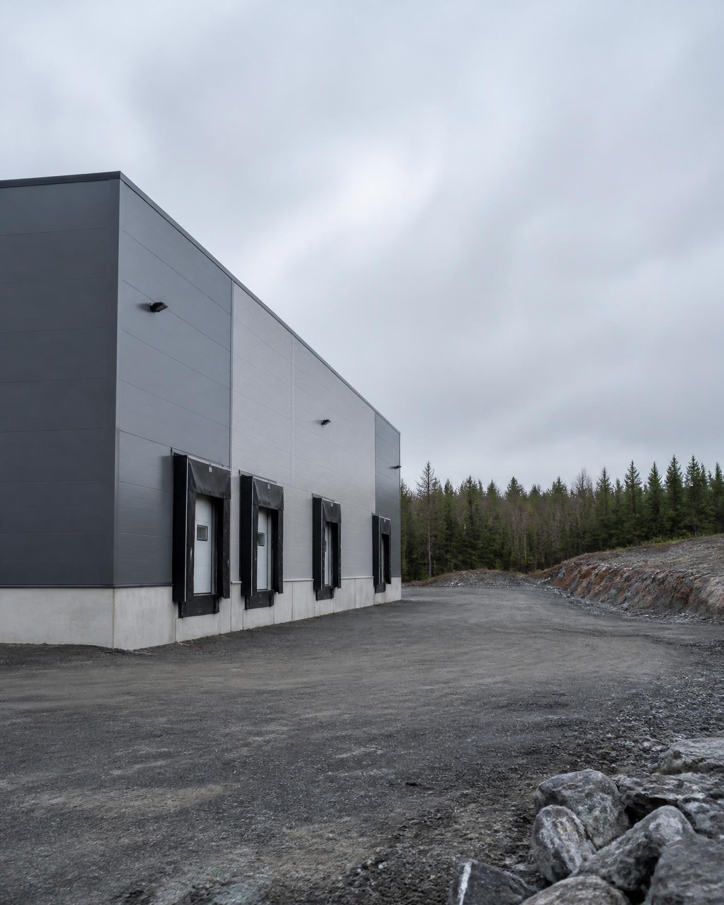 Bâtiment industriel à panneaux isolés avec quais de chargement